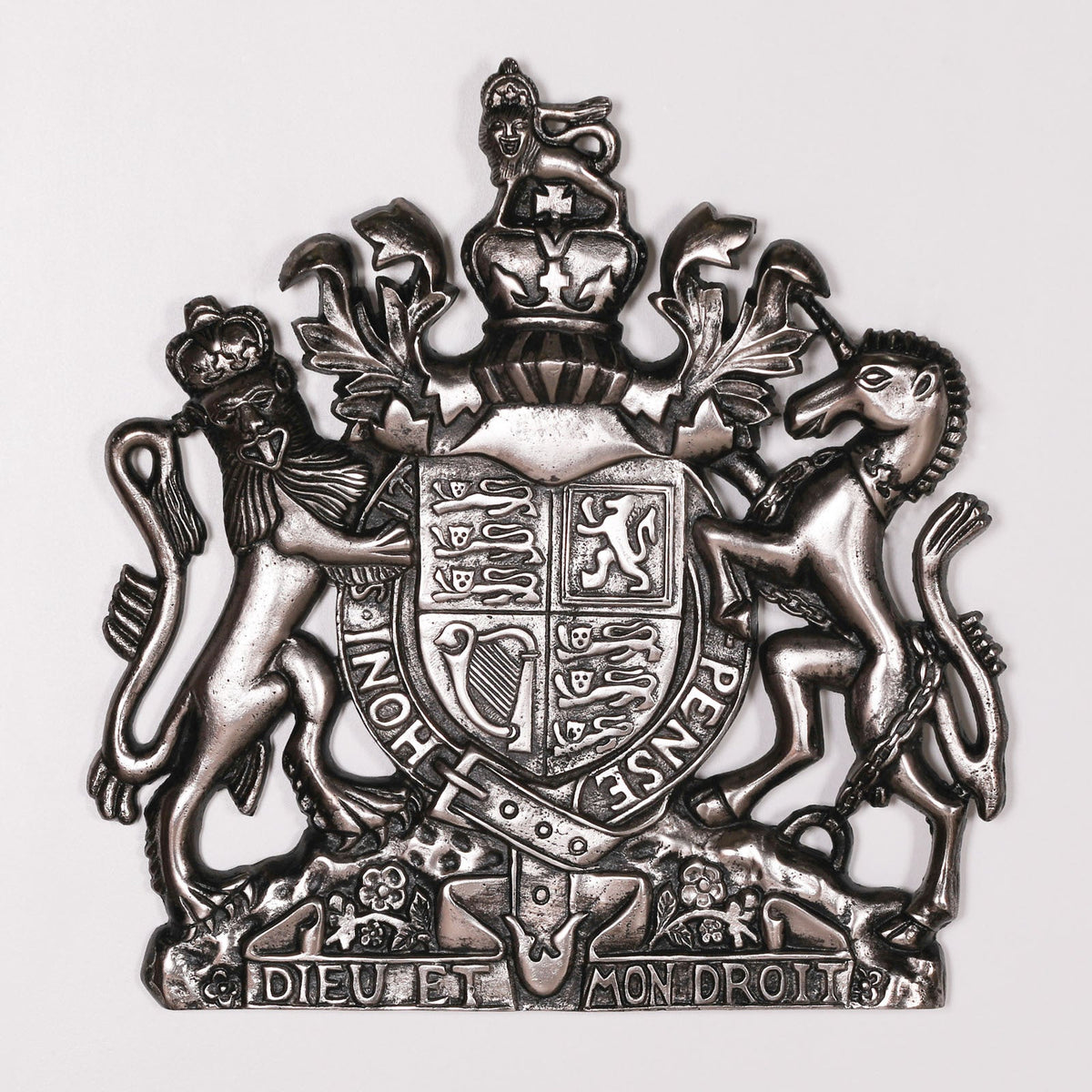 Cast Aluminium Coat of Arms Wall Plaque in Vintage Silver Wall art CasaFenix