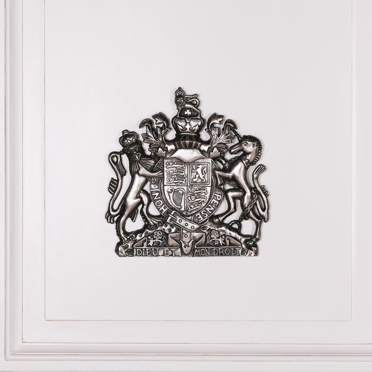 Cast Aluminium Coat of Arms Wall Plaque in Vintage Silver Wall art CasaFenix