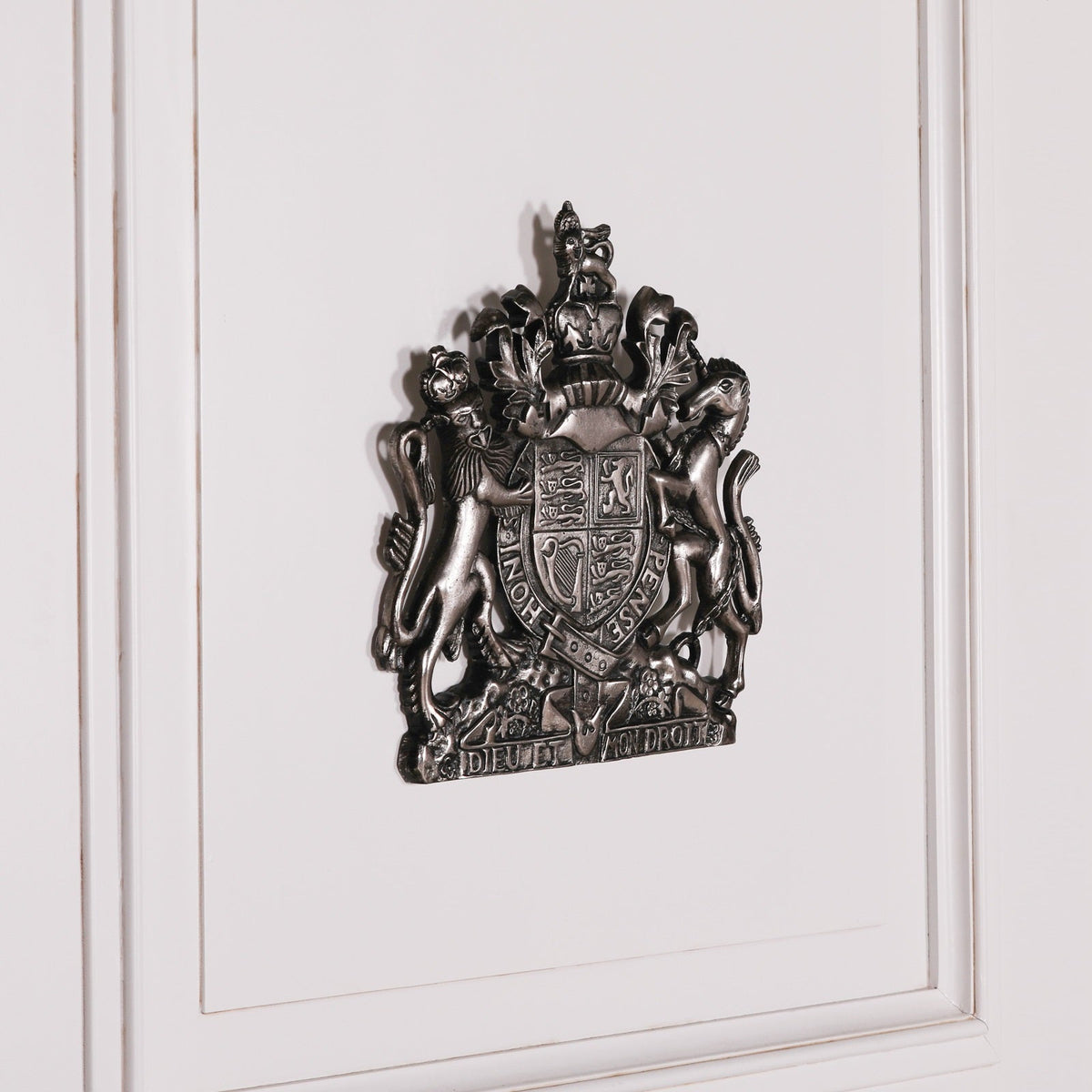 Cast Aluminium Coat of Arms Wall Plaque in Vintage Silver Wall art CasaFenix