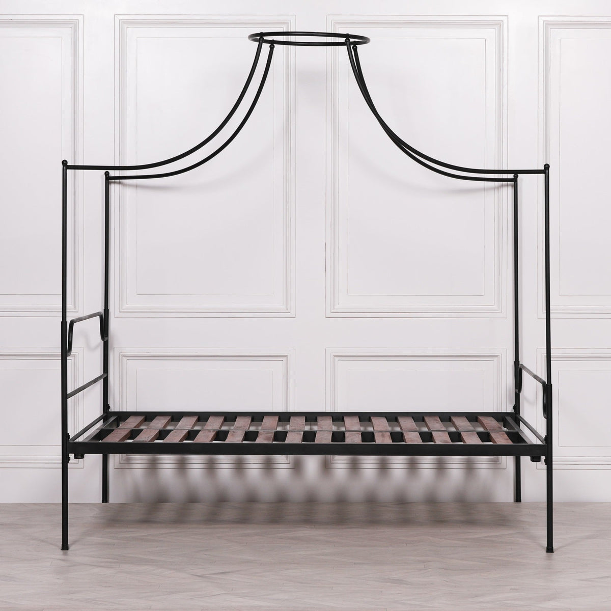 Black Iron Four-Poster Bed with Curtain Ring and Acacia Slats | King 5ft Beds & Bed Frames CasaFenix