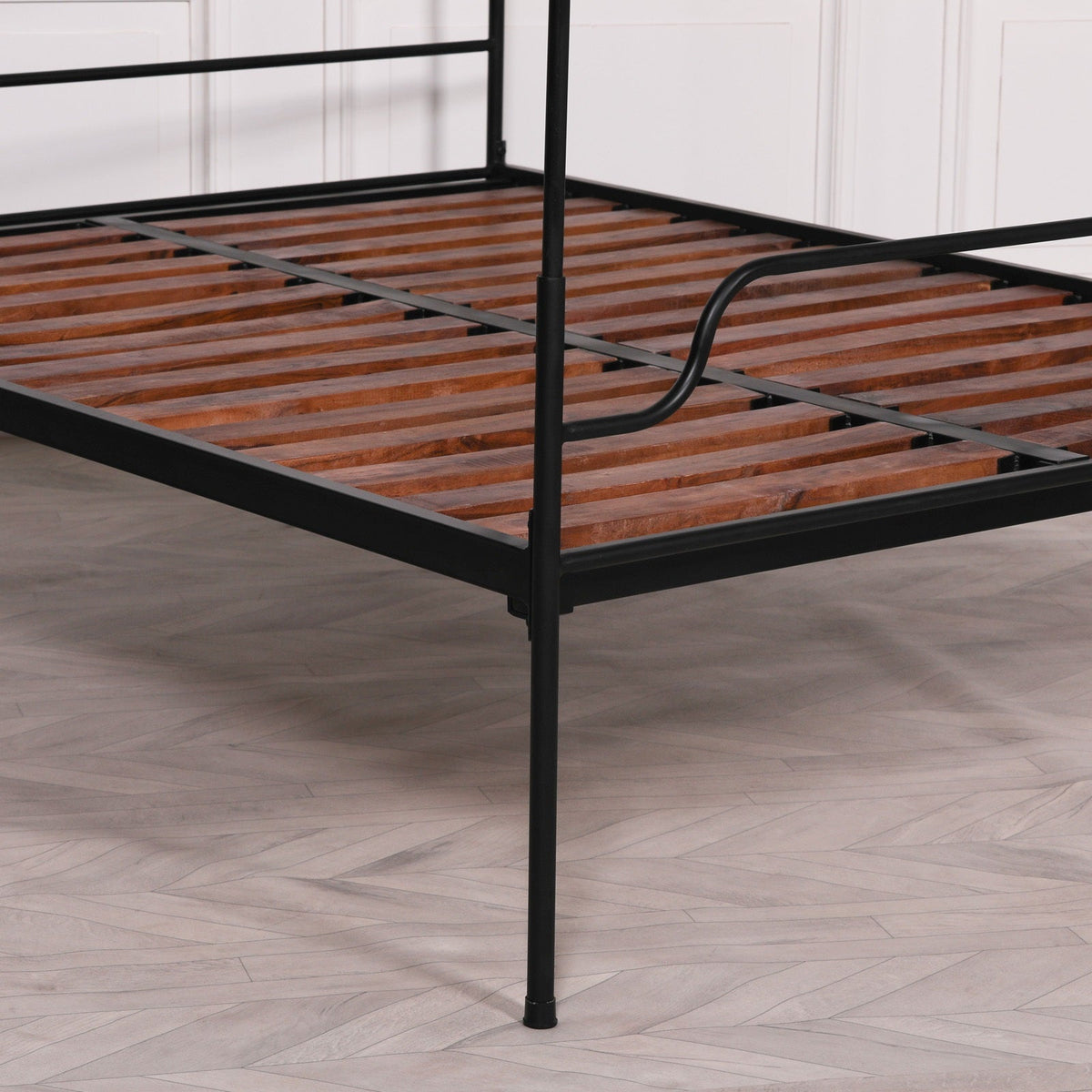 Black Iron Four-Poster Bed with Curtain Ring and Acacia Slats | King 5ft Beds & Bed Frames CasaFenix