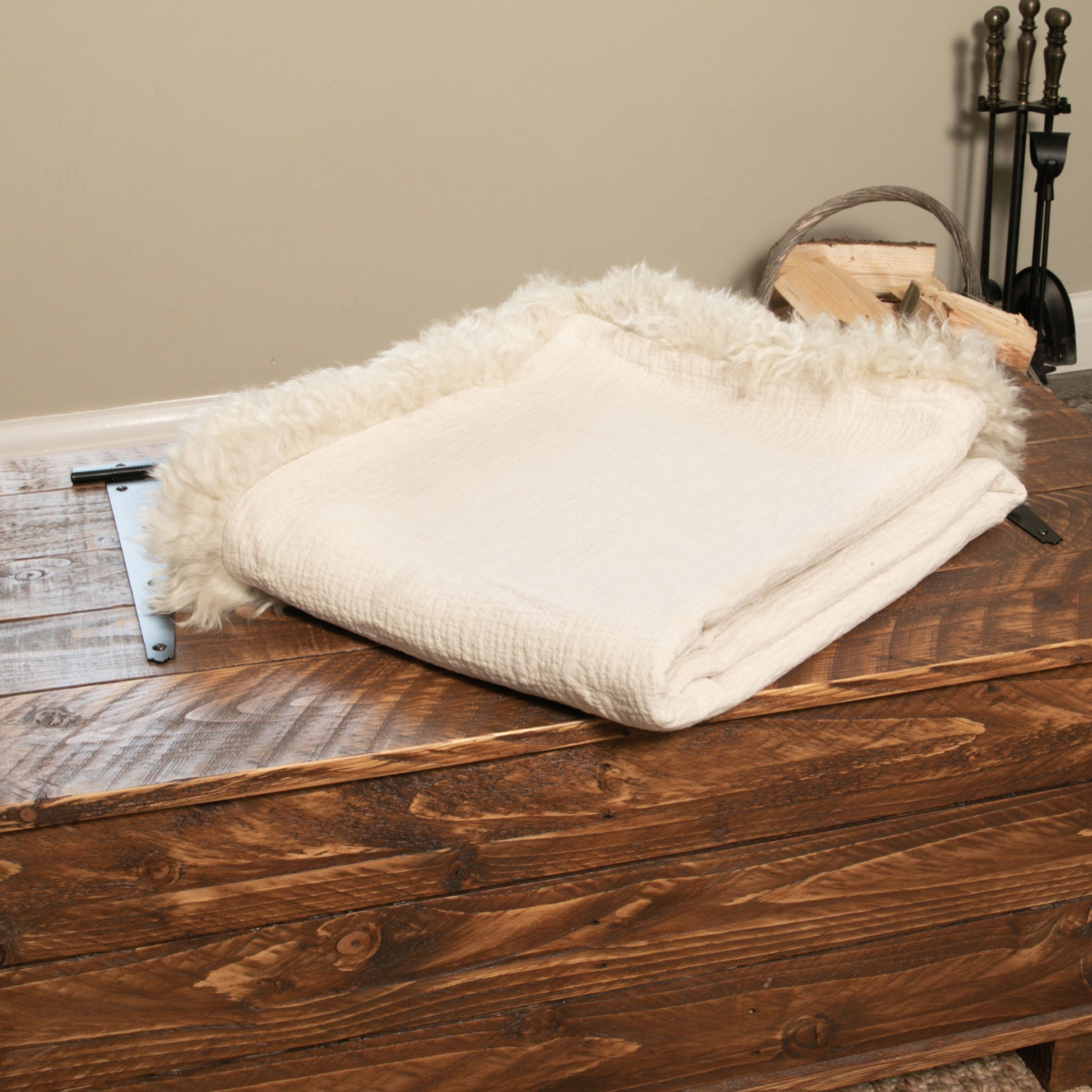 Beige Linen Blanket Sheepskin Trim 140 x 180cm - CasaFenix
