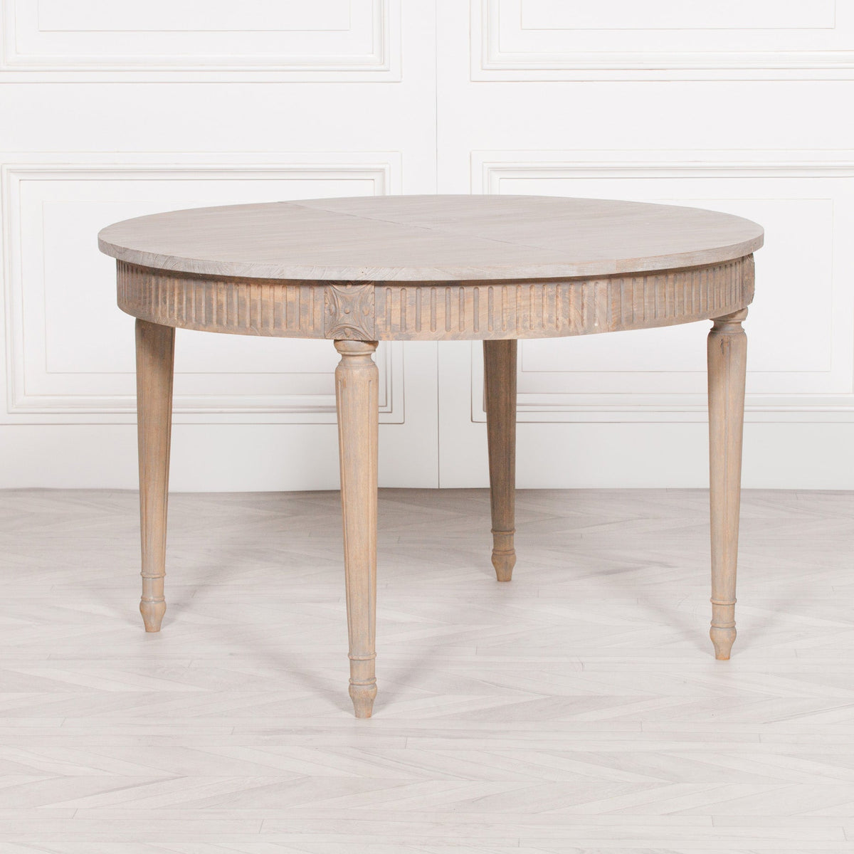 Rustic Extendable Dining Table in White Cedar | 117–206cm Dining table CasaFenix