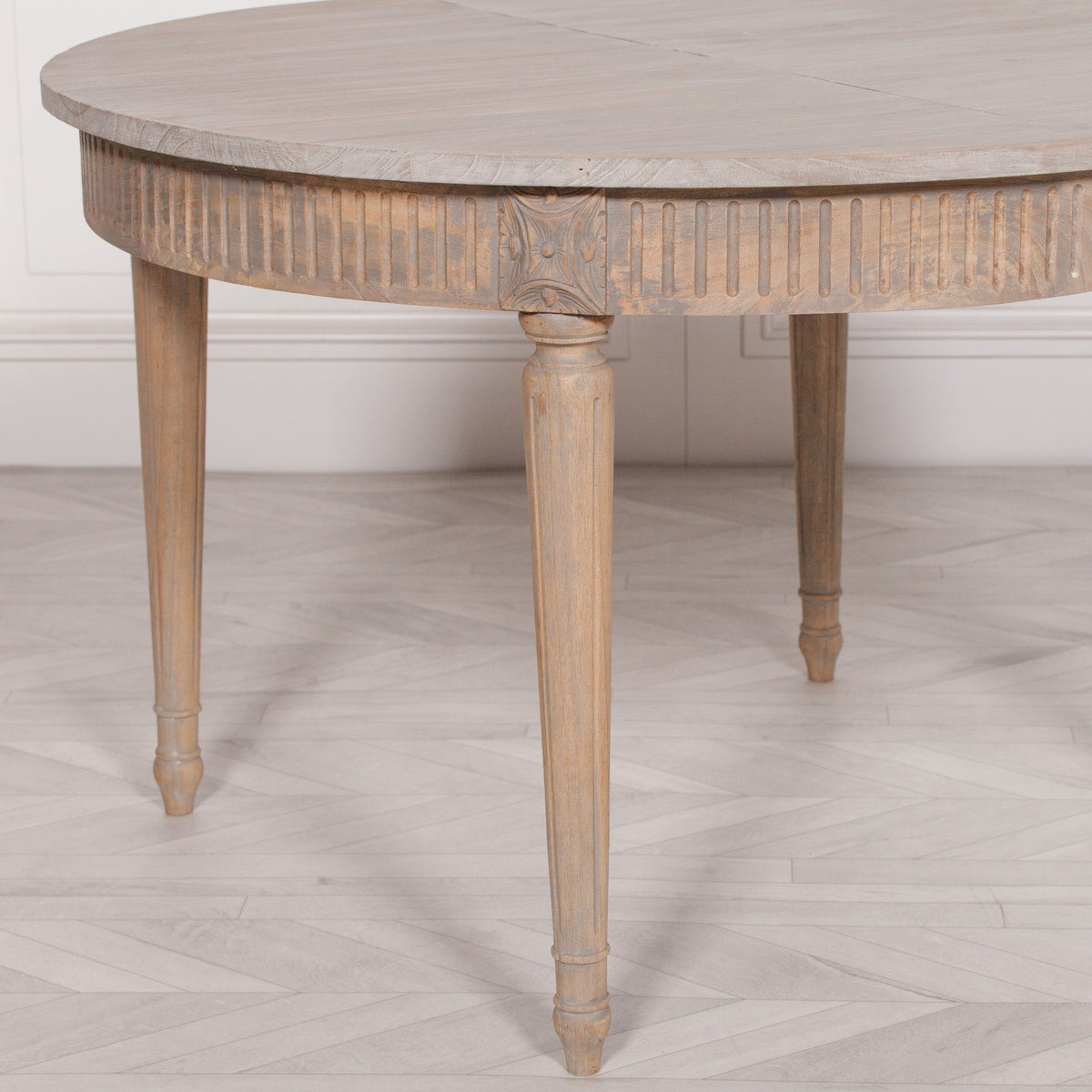 Rustic Extendable Dining Table in White Cedar | 117–206cm Dining table CasaFenix