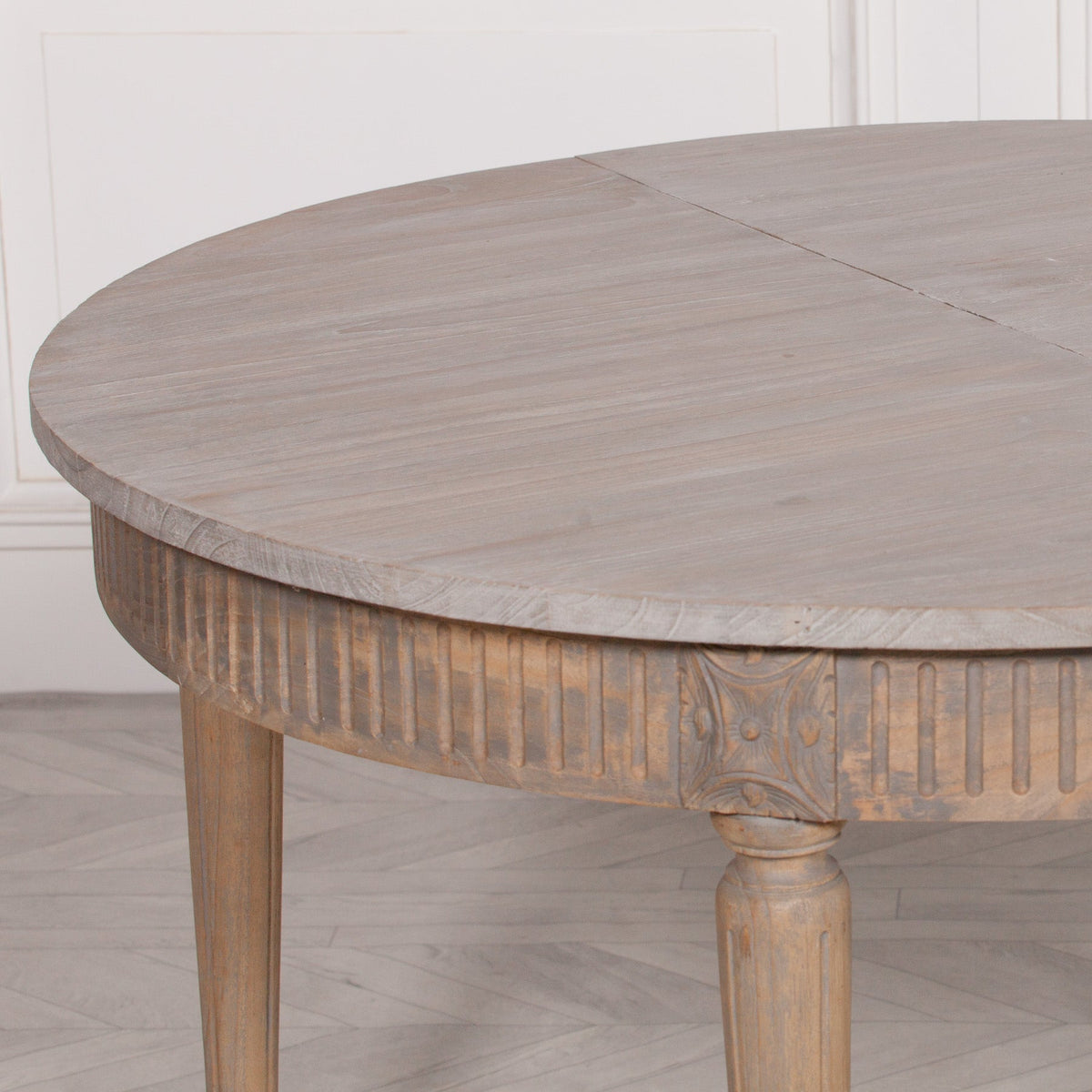 Rustic Extendable Dining Table in White Cedar | 117–206cm Dining table CasaFenix
